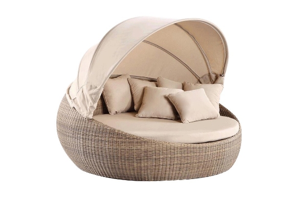 Oval garden day bed